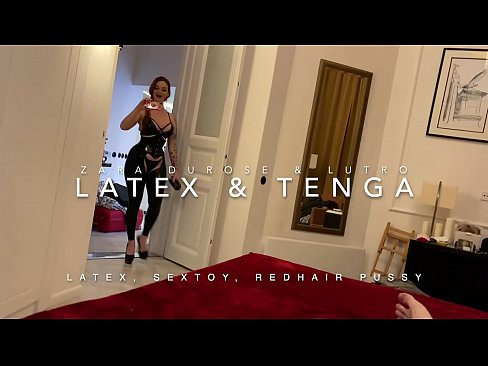 ❤️ Ngoanana e monyane ea nang le hlooho e khubelu ea apereng seaparo sa latex se kentsoeng ke ntate oa bobeli ️ ❌️❤