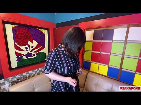 ❤️ Mosali oa Lejapane ea nang le litete tse kholo o ipholla litho tsa botona kapa botšehali ka lintho tsa ho etsa thobalano 'me o na le orgasm. O bua lipuisanong mabapi le phihlelo ea hae ea fucking. Mabele a maholo le malinyane a boea a bobolang haholo. Osakaporn ️  ❌️❤